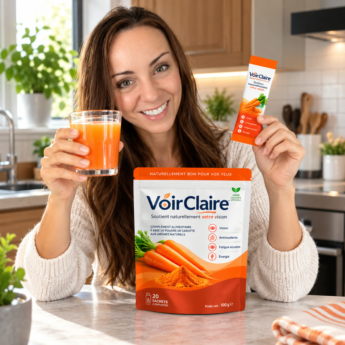 Femme souriante avec un verre de jus de carotte et un sachet VoirClaire